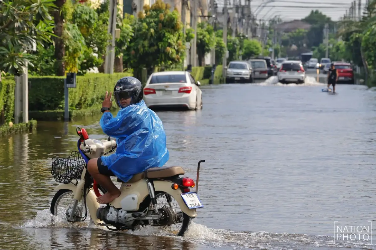 ภาพล่าสุด ถนนวัชรพล-เพิ่มสิน ยังมีน้ำท่วมขังบางจุด รถสัญจรได้