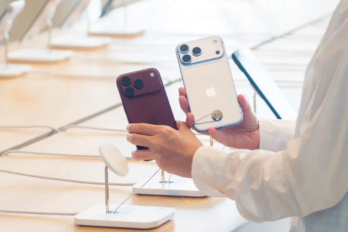 Apple Store ICONSIAM คึกคัก รับ iPhone 18 วันแรก ลูกค้าต่อคิวตั้งแต่ก่อนเปิดร้าน