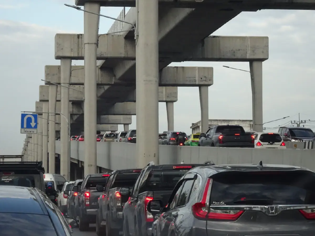 รถติดไม่ไหวแล้ว ถนนรามคำแหง ปิดเบี่ยง สร้างสะพานข้ามแยกมิสทีน