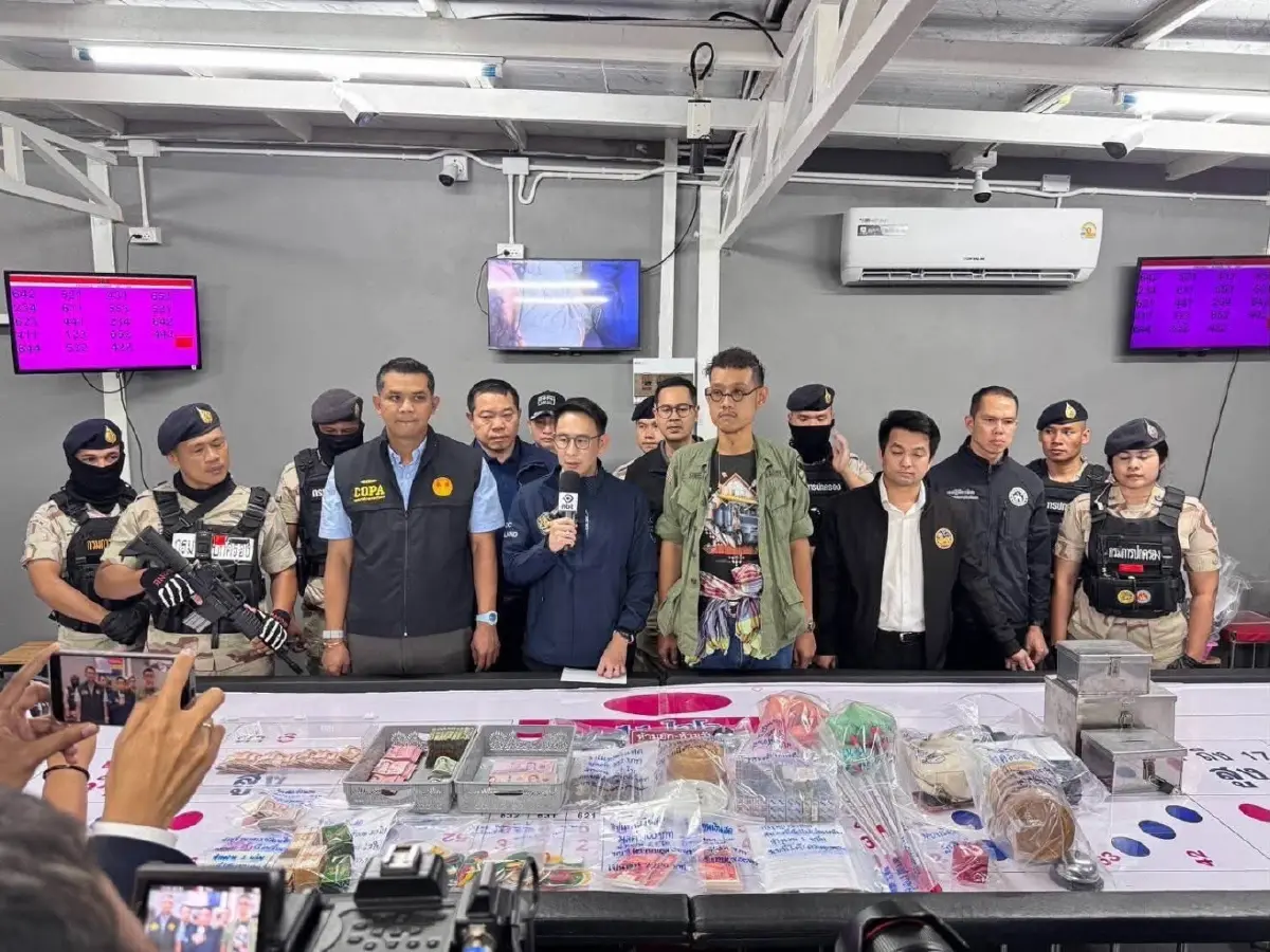 บุกทลายบ่อนกลางแฟลตดินแดง รวบ 53 ราย ยึดเงินสด-ชิปกว่า 9.8 แสนบาท