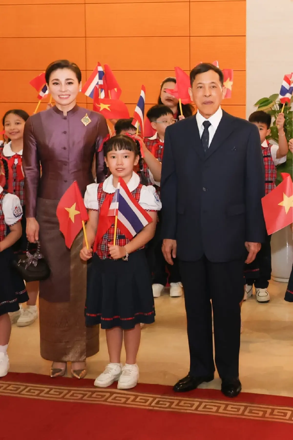 ในหลวง-พระราชินี ทรงร่วมพิธีรับเสด็จอย่างเป็นทางการ ในโอกาสเสด็จฯเยือนเวียดนาม