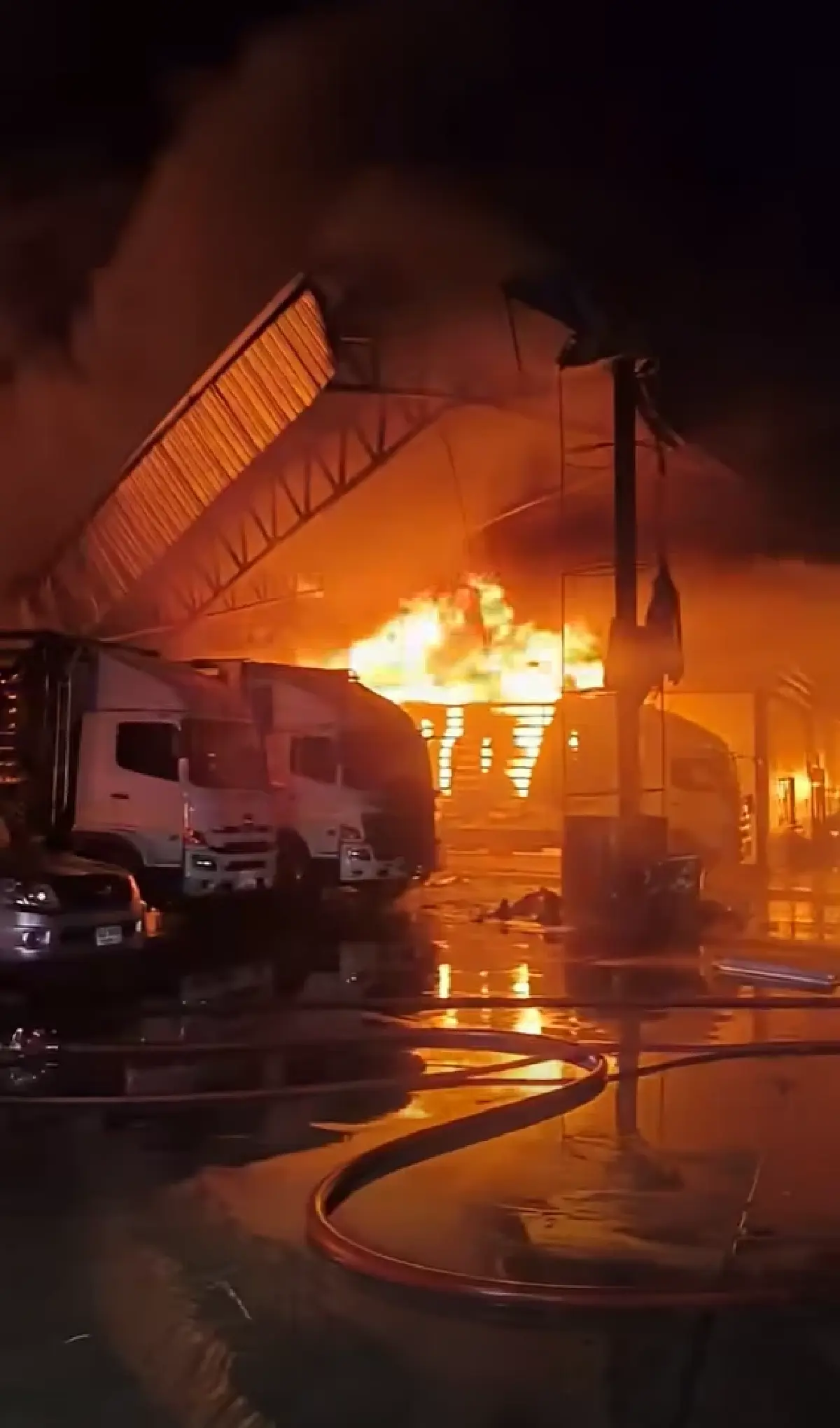 ระทึก ไฟไหม้โรงงานที่นอนยางพารา อยุธยา โครงสร้างทรุด เผาวอดทั้งหลัง