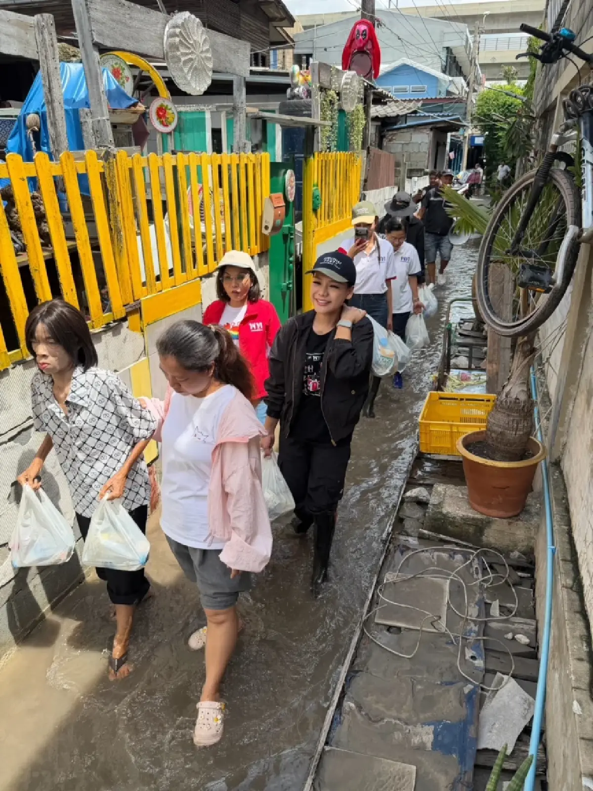 ‘เพื่อไทย’ ลุยน้ำท่วมมอบสิ่งของให้คนดอนเมืองบรรเทาความเดือดร้อน