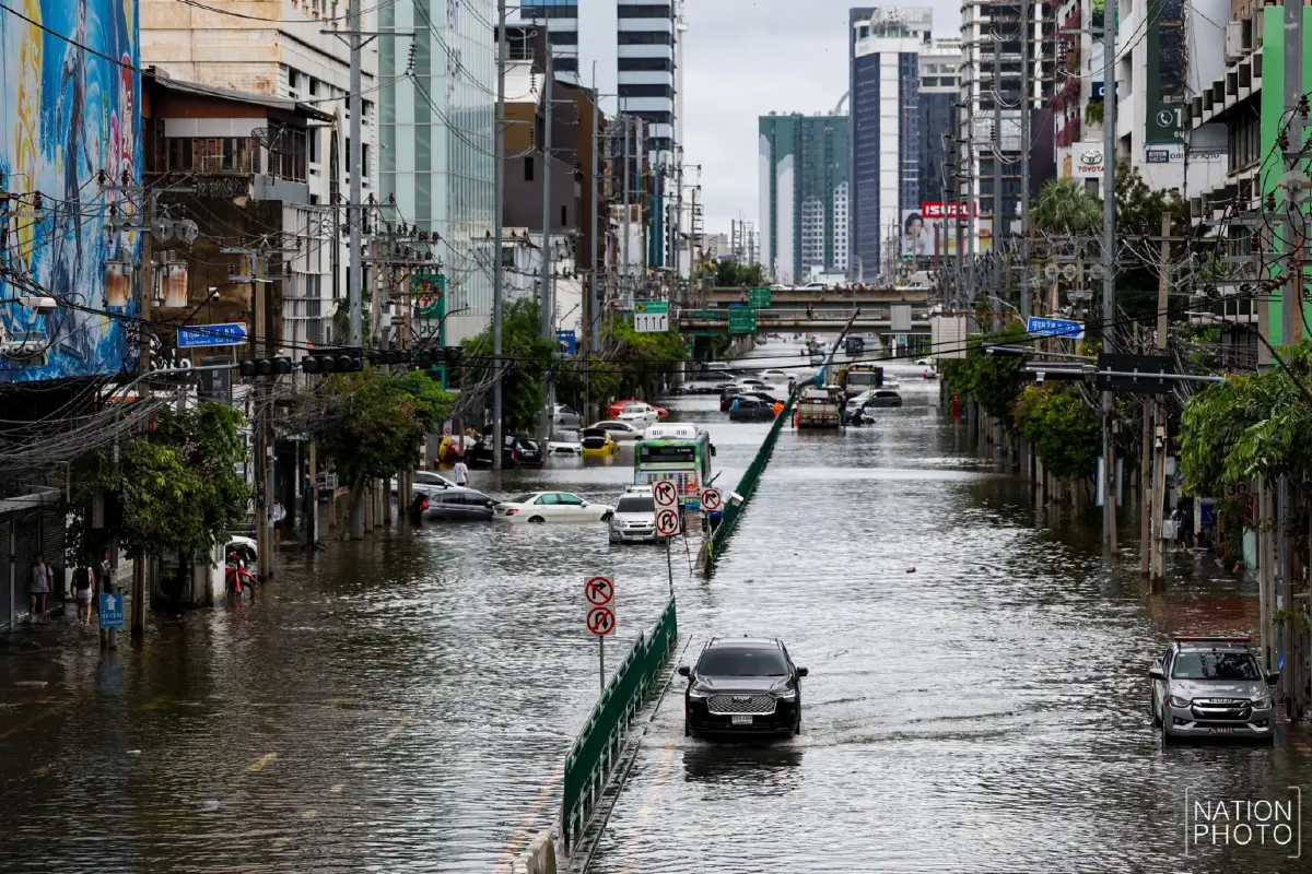 เกาะติดน้ำท่วม 25 จังหวัด - กทม. เฝ้าระวังฝนตกหนัก รับมือมวลน้ำ