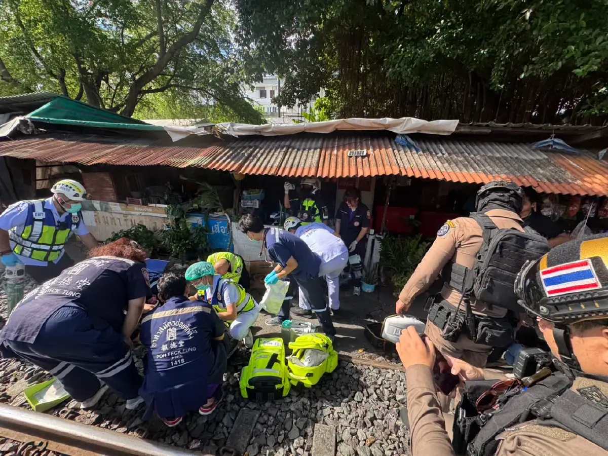 ด่วน! รถไฟเฉี่ยวชนคนเดินเท้า หมดสติคาที่ เขตห้วยขวาง กทม.