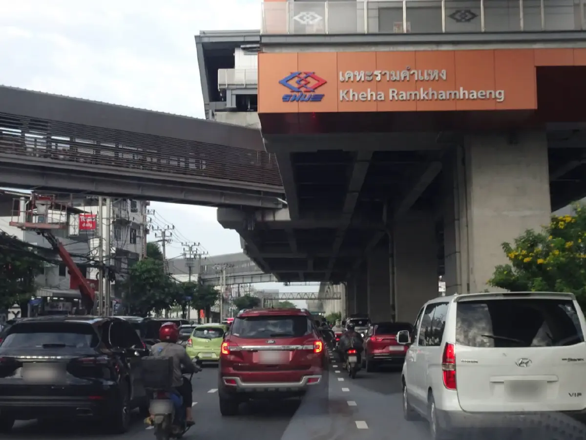 รถติดไม่ไหวแล้ว ถนนรามคำแหง ปิดเบี่ยง สร้างสะพานข้ามแยกมิสทีน