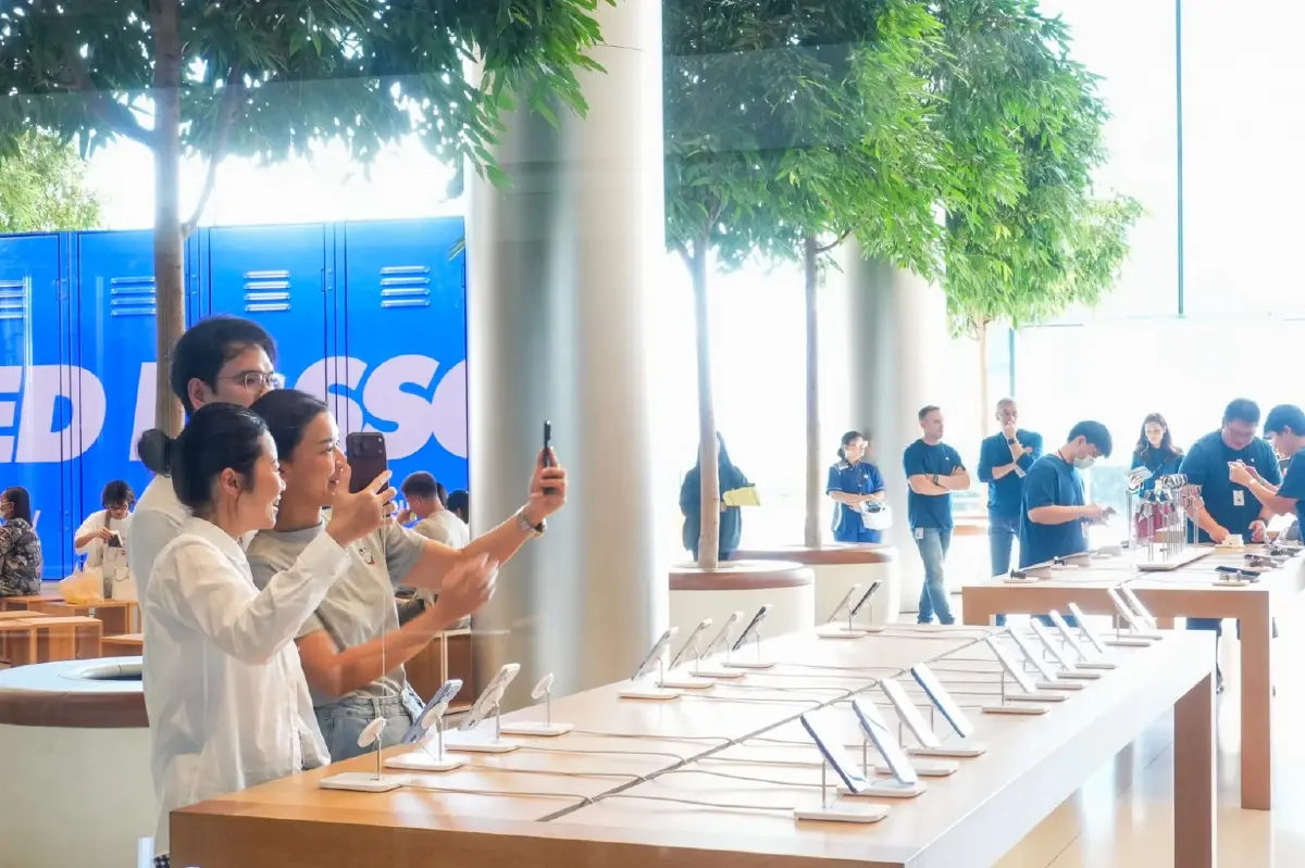 Apple Store ICONSIAM คึกคัก รับ iPhone 18 วันแรก ลูกค้าต่อคิวตั้งแต่ก่อนเปิดร้าน