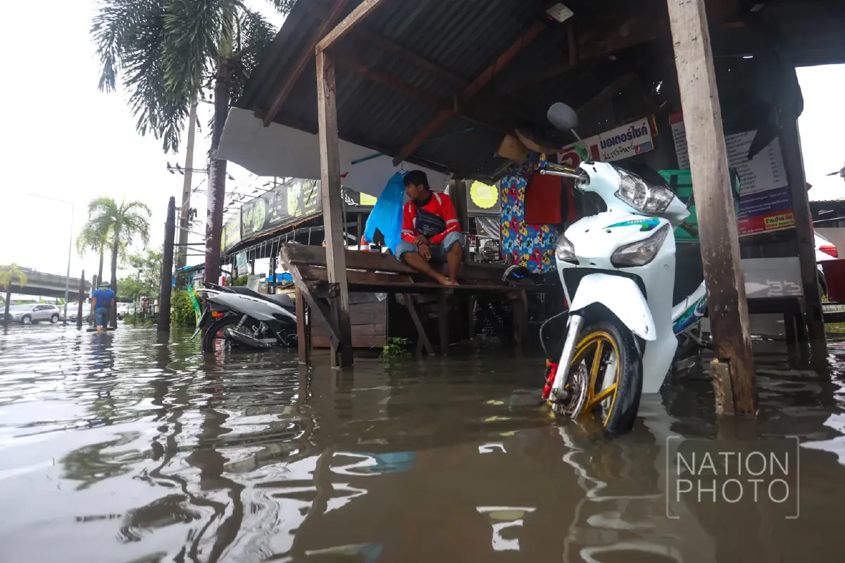 'แยกกิ่งแก้ว-ลาดกระบัง' จมอ่วม! ฝนตกทั้งคืน น้ำท่วมมิดทางเท้า