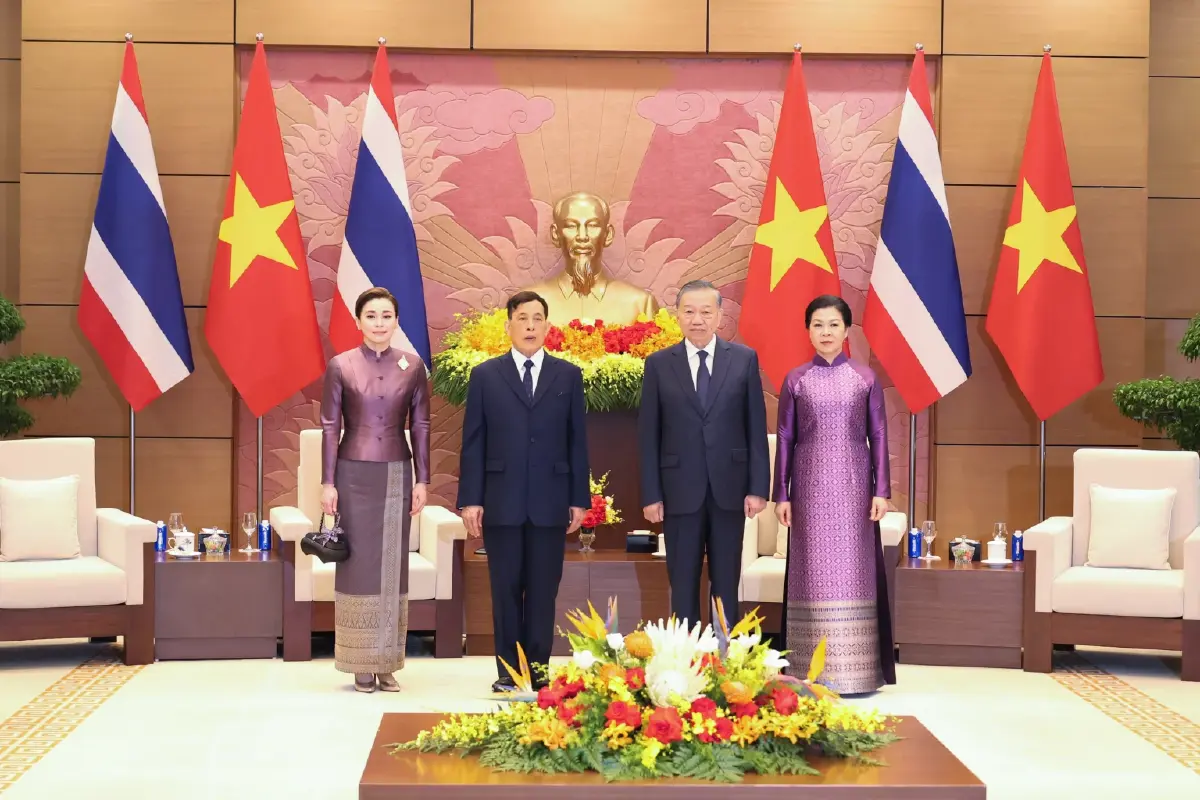 ในหลวง-พระราชินี ทรงร่วมพิธีรับเสด็จอย่างเป็นทางการ ในโอกาสเสด็จฯเยือนเวียดนาม