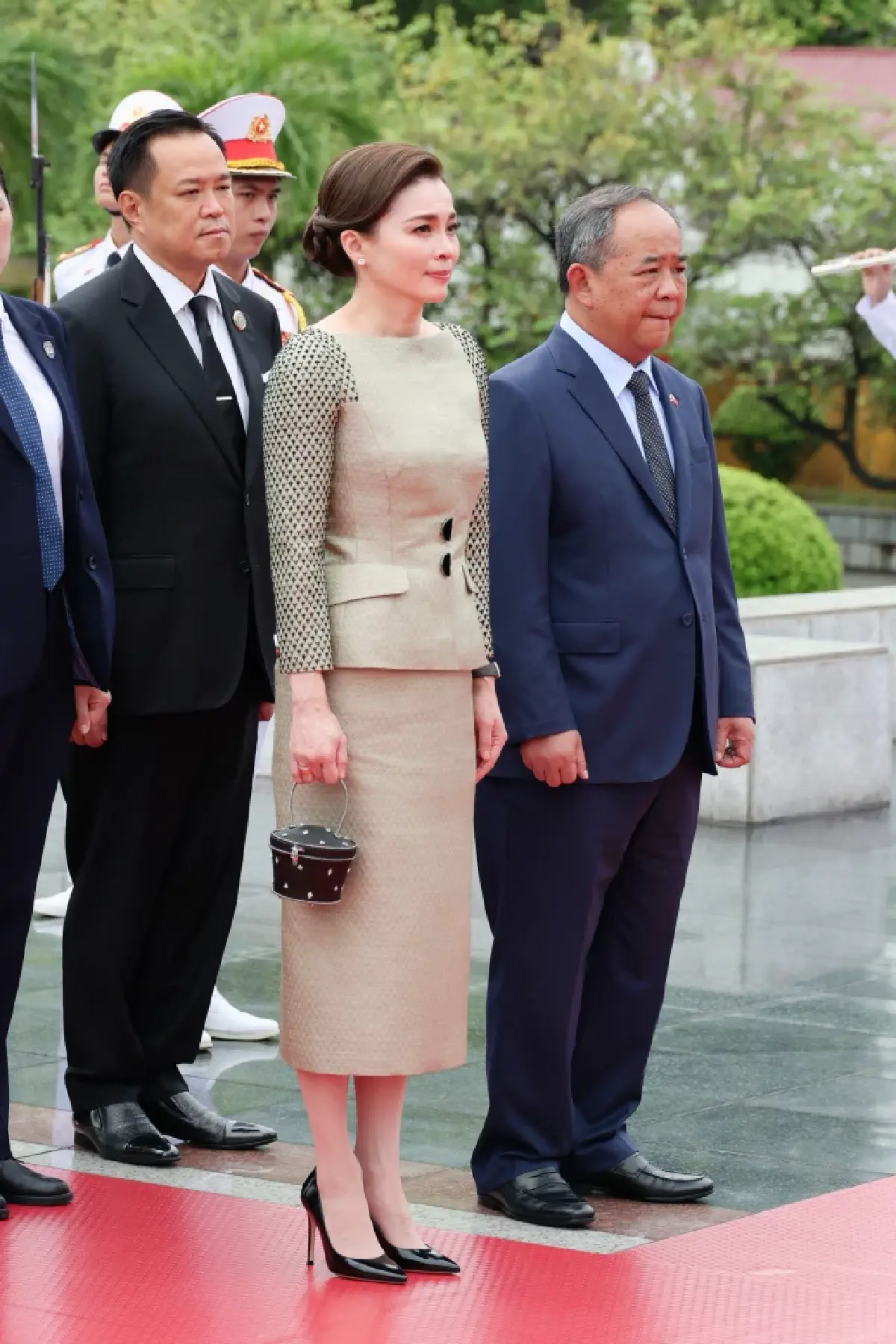 ในหลวง-พระราชินี ทรงวางพวงมาลา อนุสาวรีย์วีรชน-เสด็จฯ วัดกว๋านสือ
