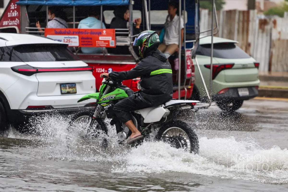 'แยกกิ่งแก้ว-ลาดกระบัง' จมอ่วม! ฝนตกทั้งคืน น้ำท่วมมิดทางเท้า