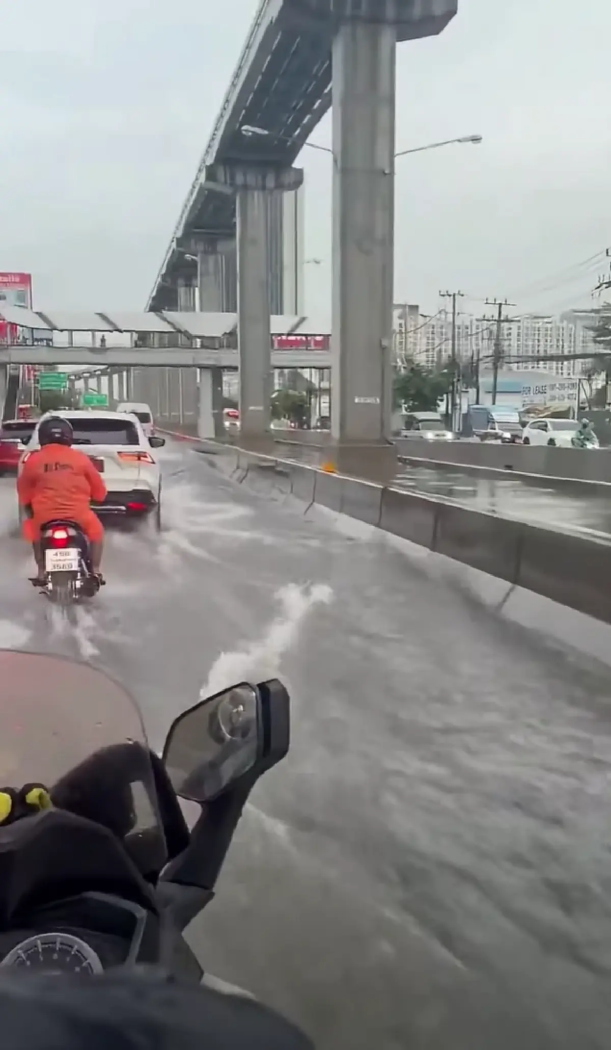 ฝนตกหนัก เทพารักษ์-ศรีนครินทร์ น้ำท่วมระดับฟุตบาท รถติดรอยต่อบางนา