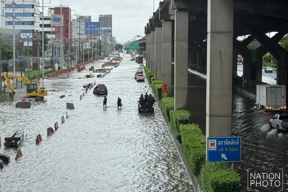 น้ำท่วม ถ.วิภาวดีรังสิต ขาเข้า ช่วงแยกหลักสี่-ม.เกษตรฯ น้ำทะลักเต็มพื้นที่