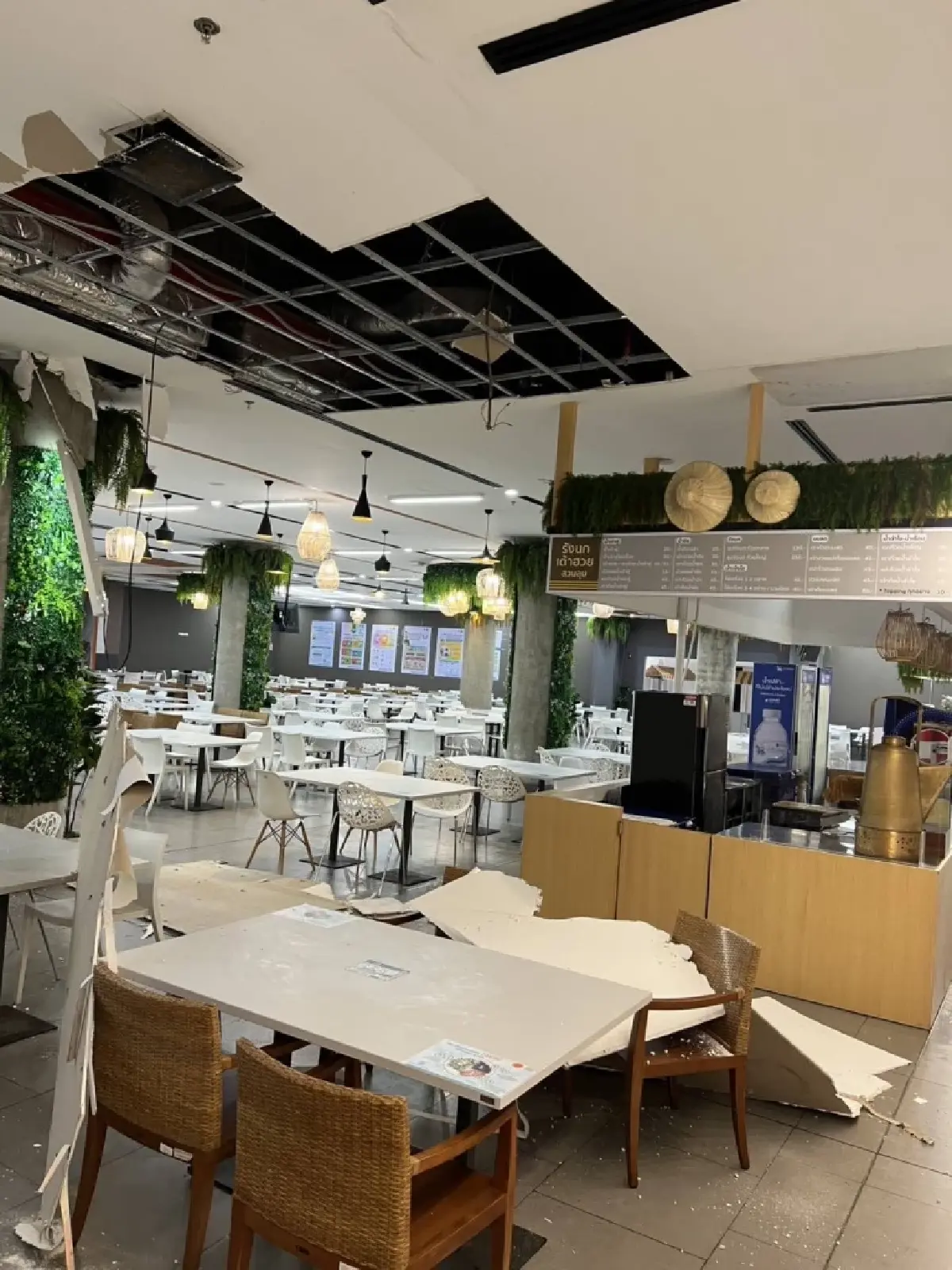 งามหน้า ‘สภาหมื่นล้าน’ เพดานห้องอาหารถล่ม โชคดีวันหยุด ไม่โดน ‘สส.-สว.’