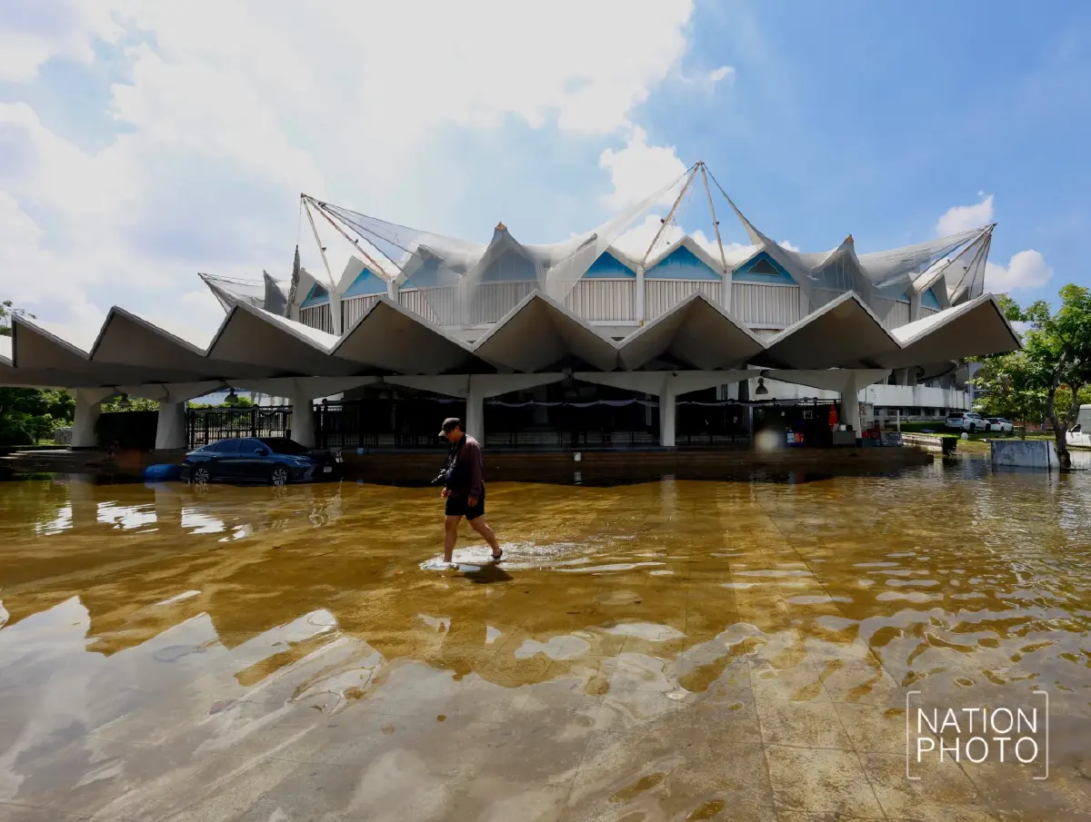 ภาพชุดวันนี้ น้ำท่วมขังรอบสนามราชมังคลาฯ ย่านหัวหมาก