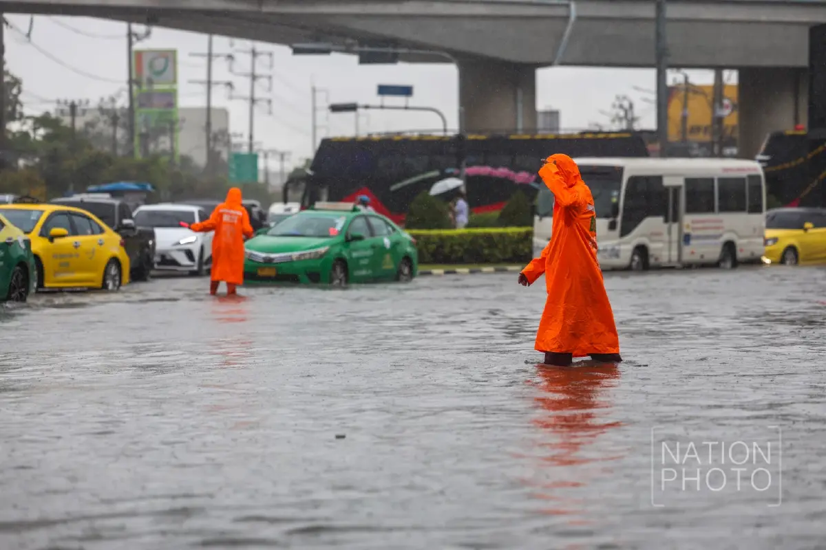 'แยกกิ่งแก้ว-ลาดกระบัง' จมอ่วม! ฝนตกทั้งคืน น้ำท่วมมิดทางเท้า