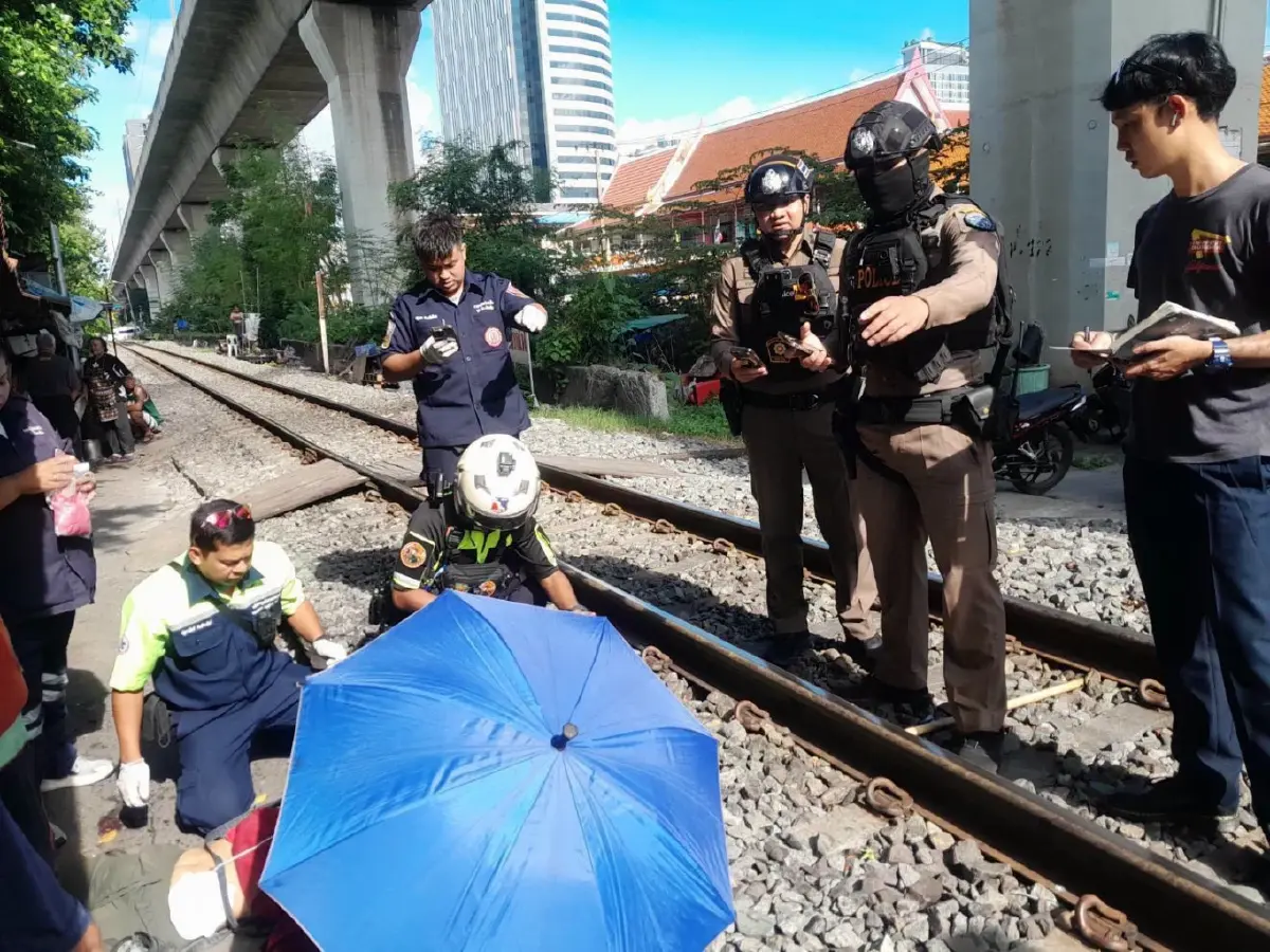 ด่วน! รถไฟเฉี่ยวชนคนเดินเท้า หมดสติคาที่ เขตห้วยขวาง กทม.