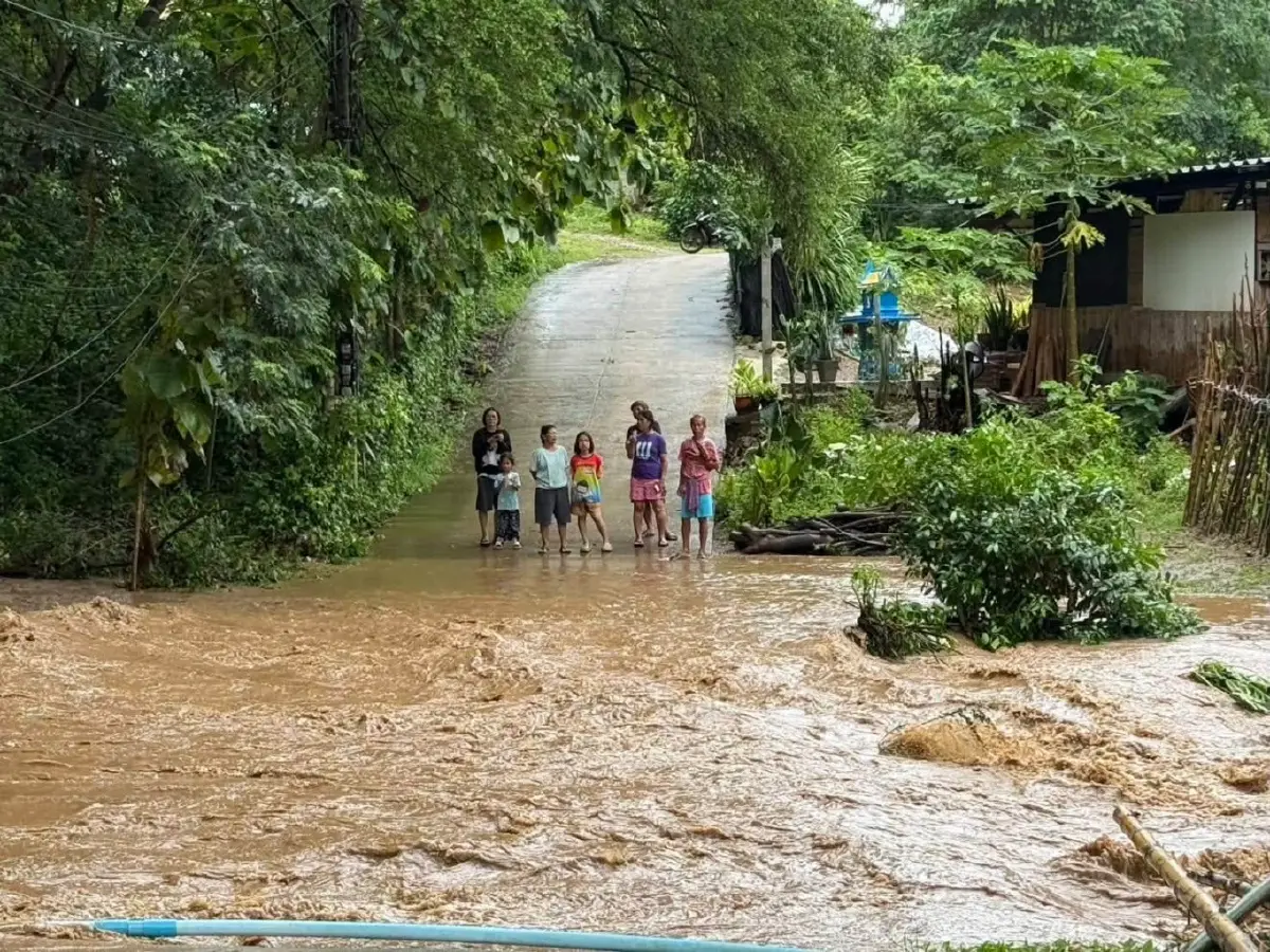 ฝนตกหนักมวกเหล็ก สระบุรี น้ำหลากท่วมบ้าน-ถนน กระทบกว่า 25 ครัวเรือน