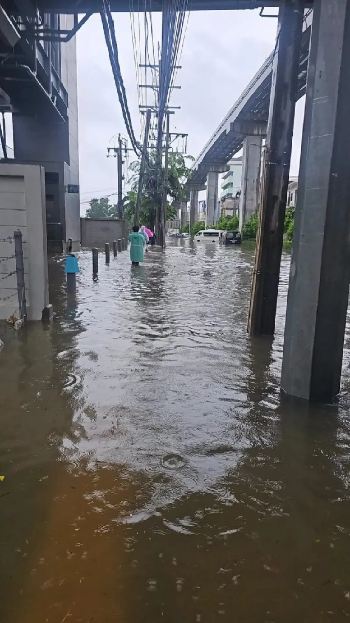 น้ำท่วมกรุงเทพล่าสุด 'ลาดพร้าว บางกะปิ' ยังท่วมสูง รถเล็กผ่านไม่ได้