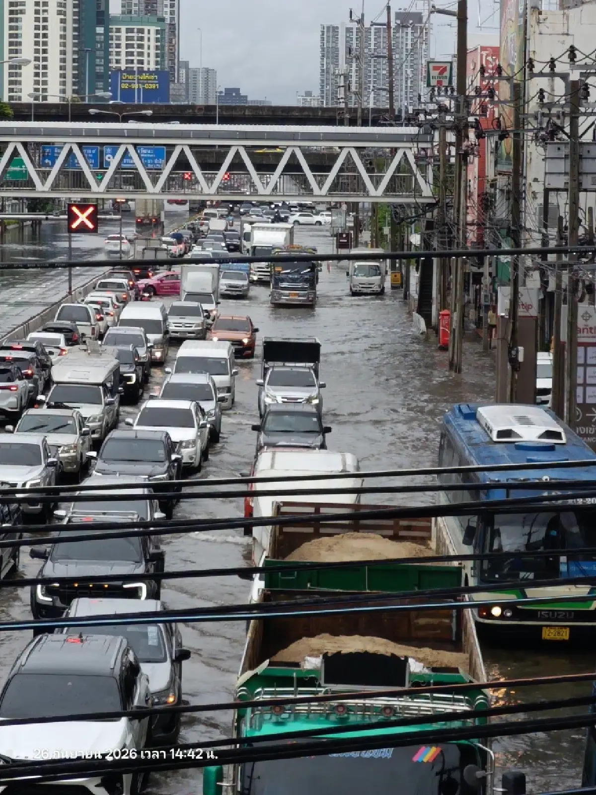 ใครทันใครได้! น้ำท่วมกรุงเทพ 2569 รัชดาฯ โคม่า ตุนอาหาร 7-11 เกลี้ยง พบฝนแช่อีก
