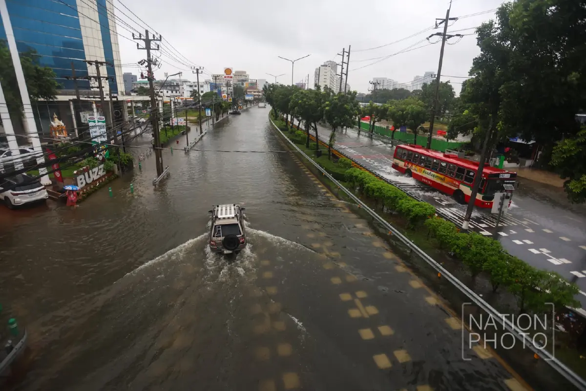 รถติดทั้งสาย! ฝนถล่มกรุงข้ามคืน 'รัชดาฯ' จมมิดทุกเลน รถดับนับสิบ