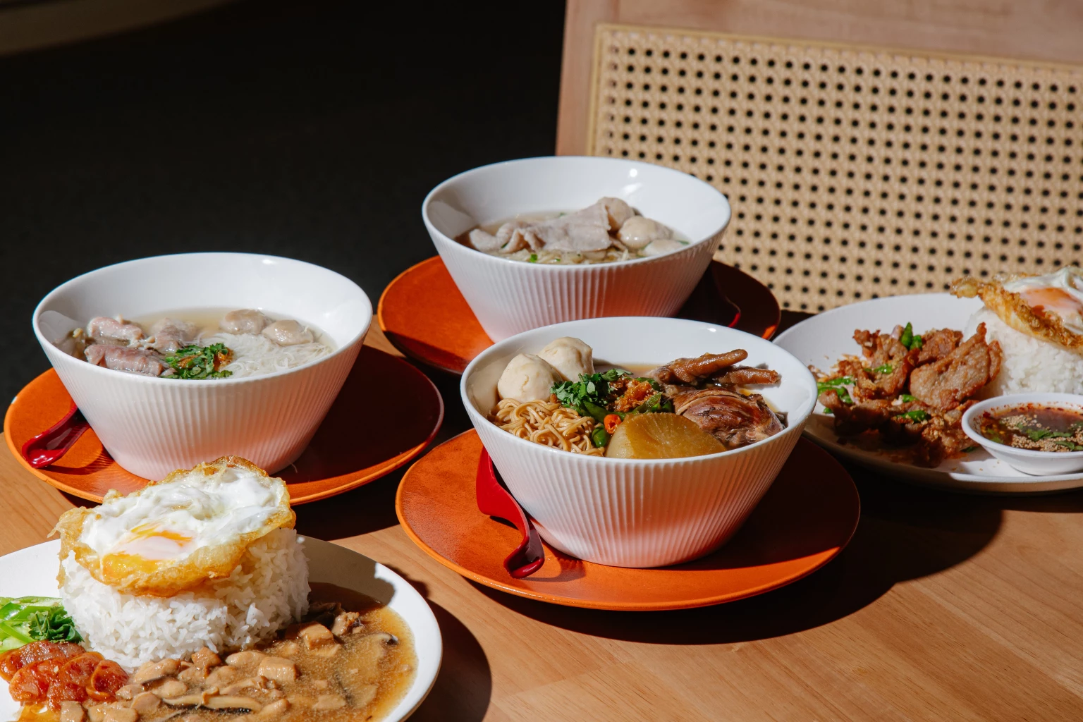 'ออกรส ฟู้ดยาร์ด' รวมกว่า 60 ร้านดัง ราคาน่าคบ ปักหมุดชั้น 4 เกษรอัมรินทร์