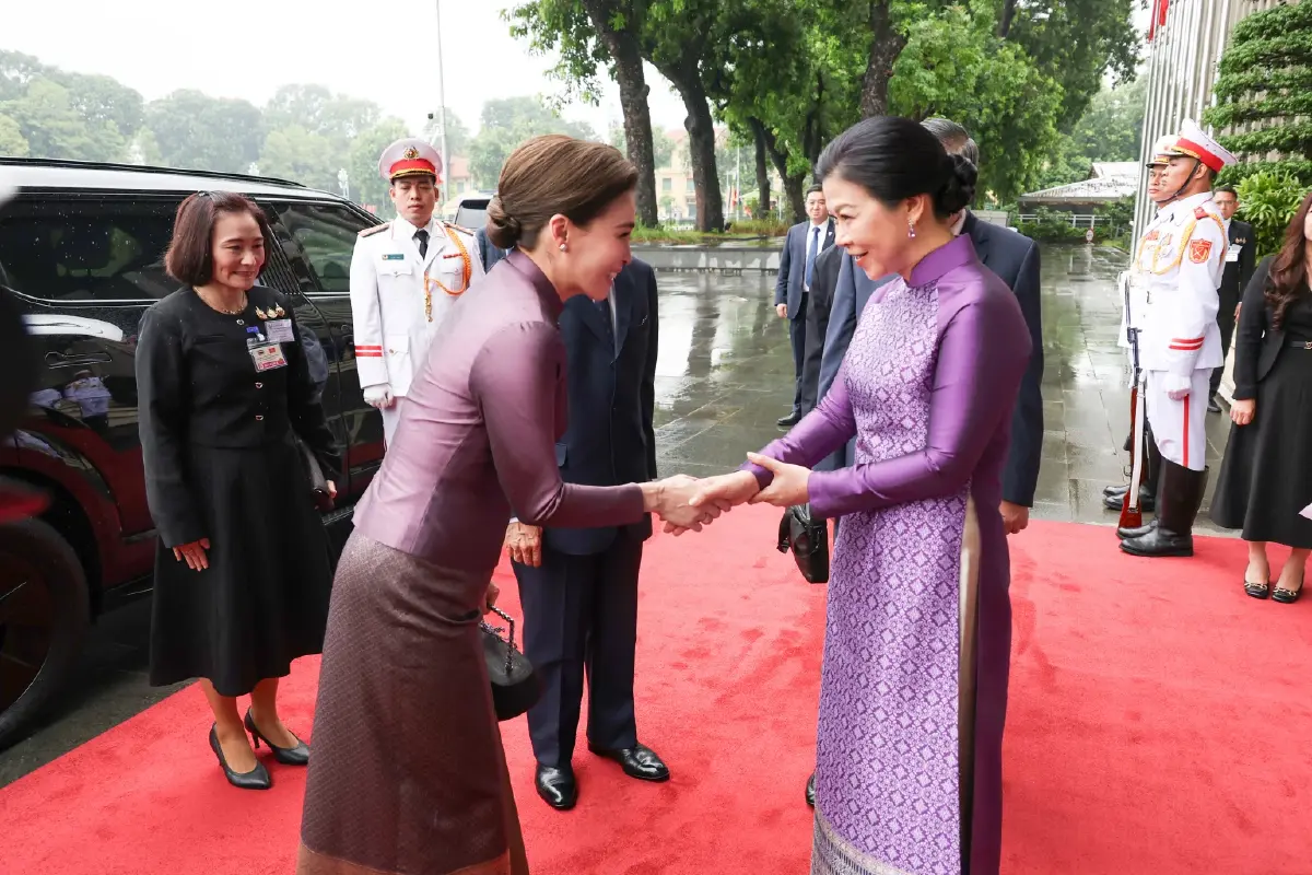 ในหลวง-พระราชินี ทรงร่วมพิธีรับเสด็จอย่างเป็นทางการ ในโอกาสเสด็จฯเยือนเวียดนาม