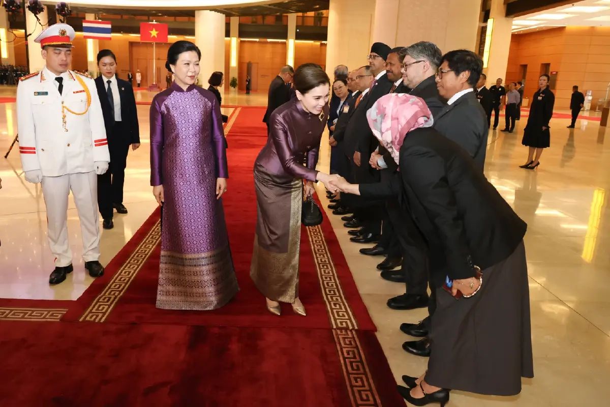 ในหลวง-พระราชินี ทรงร่วมพิธีรับเสด็จอย่างเป็นทางการ ในโอกาสเสด็จฯเยือนเวียดนาม