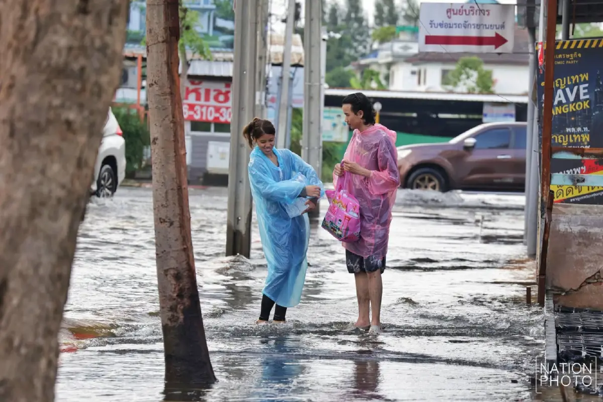 ภาพล่าสุด ถนนวัชรพล-เพิ่มสิน ยังมีน้ำท่วมขังบางจุด รถสัญจรได้