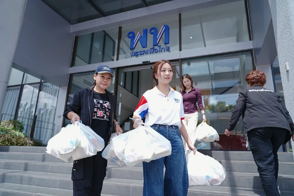 ‘เพื่อไทย’ ลุยน้ำท่วมมอบสิ่งของให้คนดอนเมืองบรรเทาความเดือดร้อน