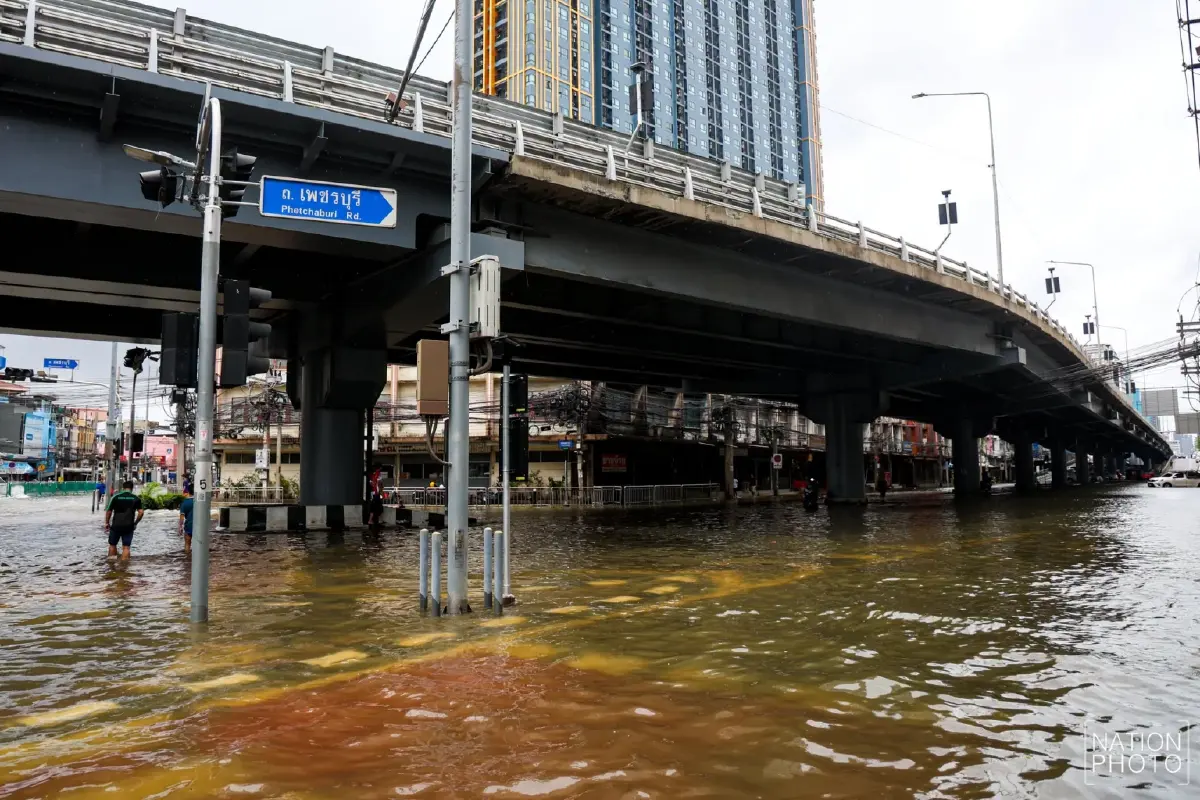 เกาะติดน้ำท่วม 25 จังหวัด - กทม. เฝ้าระวังฝนตกหนัก รับมือมวลน้ำ