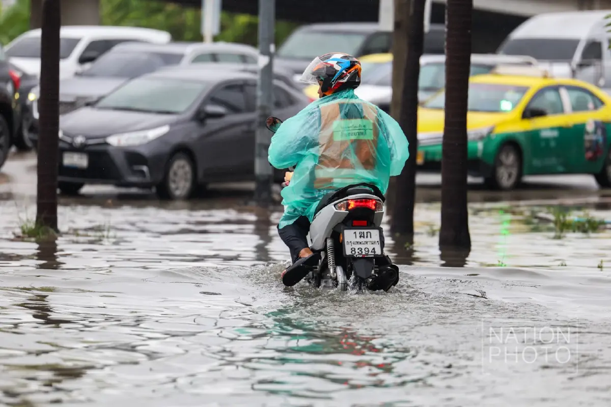 'แยกกิ่งแก้ว-ลาดกระบัง' จมอ่วม! ฝนตกทั้งคืน น้ำท่วมมิดทางเท้า