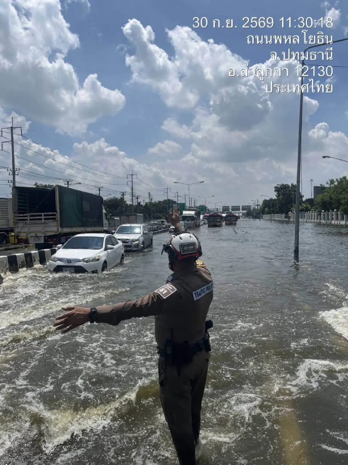 เช็กเส้นทาง! น้ำท่วมหน้าอนุสรณ์สถาน 40-70 ซม. ปิดเลี้ยวเข้าลำลูกกา