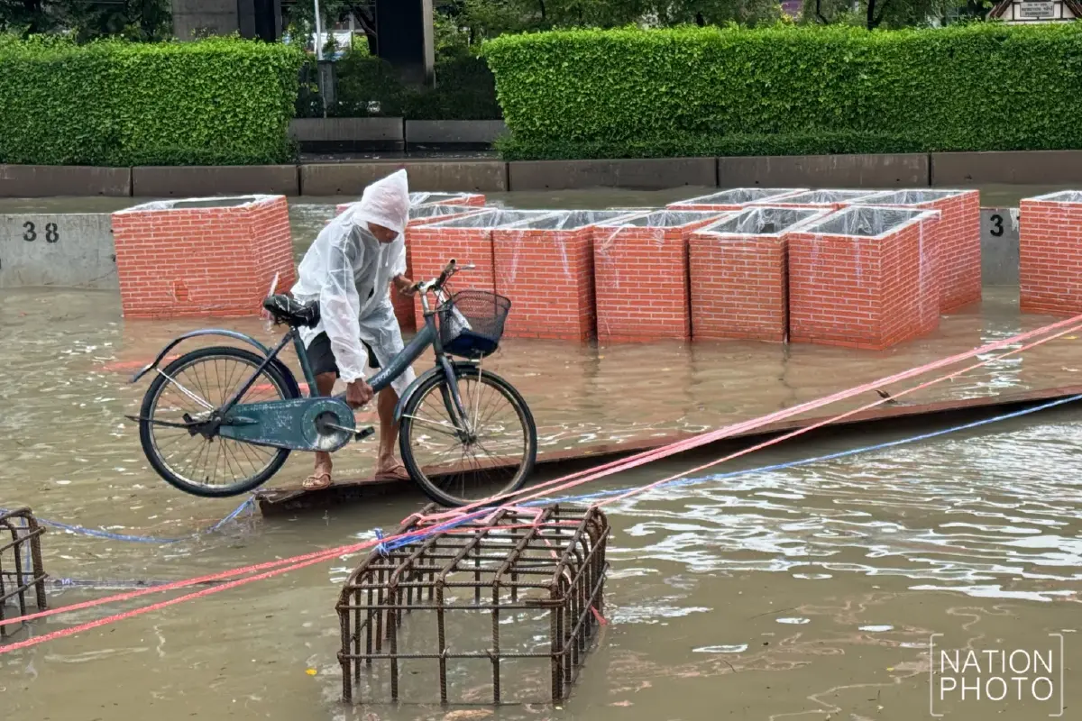 น้ำท่วม ถ.วิภาวดีรังสิต ขาเข้า ช่วงแยกหลักสี่-ม.เกษตรฯ น้ำทะลักเต็มพื้นที่