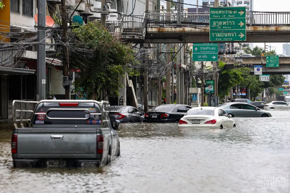 เกาะติดน้ำท่วม 25 จังหวัด - กทม. เฝ้าระวังฝนตกหนัก รับมือมวลน้ำ