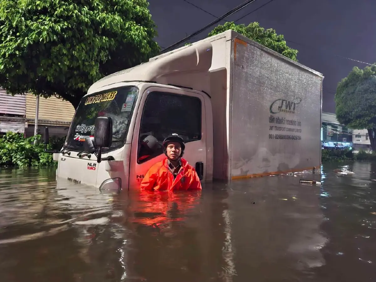 น้ำท่วม กทม. ล่าสุด วิภาวดีฯ น้ำลด รถผ่านได้แล้ว ส่วนบางกะปิยังท่วมสูง