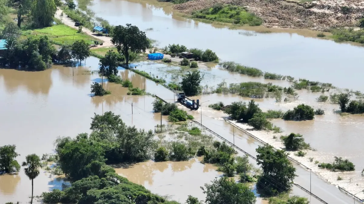 อุทัยธานีมวลน้ำทะลัก ปิดถนนสาย 3319 'ทัพทัน-โกรกพระ' รถผ่านไม่ได้