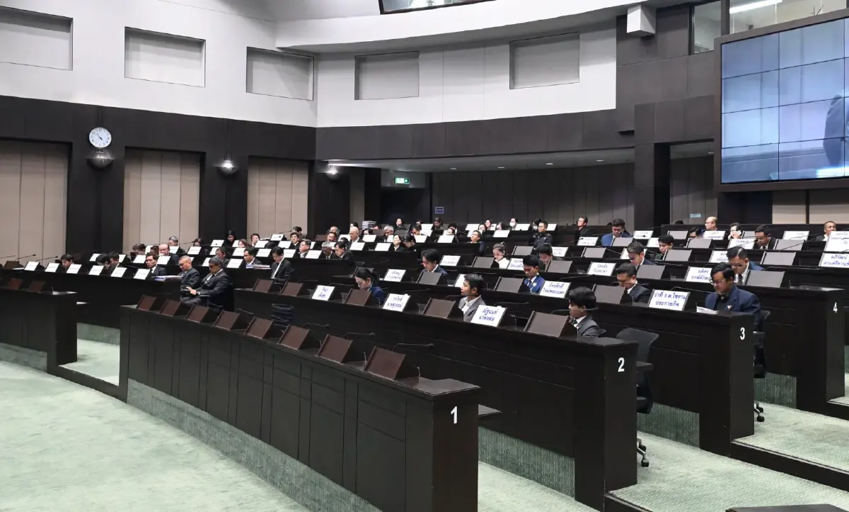 สภา กทม.ตัดงบเช่ารถขยะอีวี 1,347 คัน 6 พันล้าน ราคาสูง-สเปกไม่ชัด