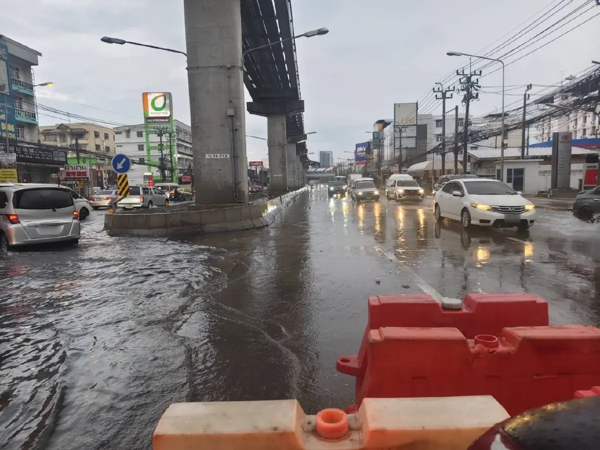 ฝนตกหนัก เทพารักษ์-ศรีนครินทร์ น้ำท่วมระดับฟุตบาท รถติดรอยต่อบางนา
