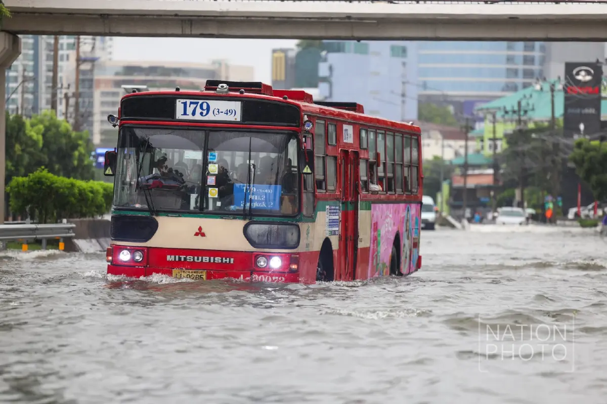 รถติดทั้งสาย! ฝนถล่มกรุงข้ามคืน 'รัชดาฯ' จมมิดทุกเลน รถดับนับสิบ