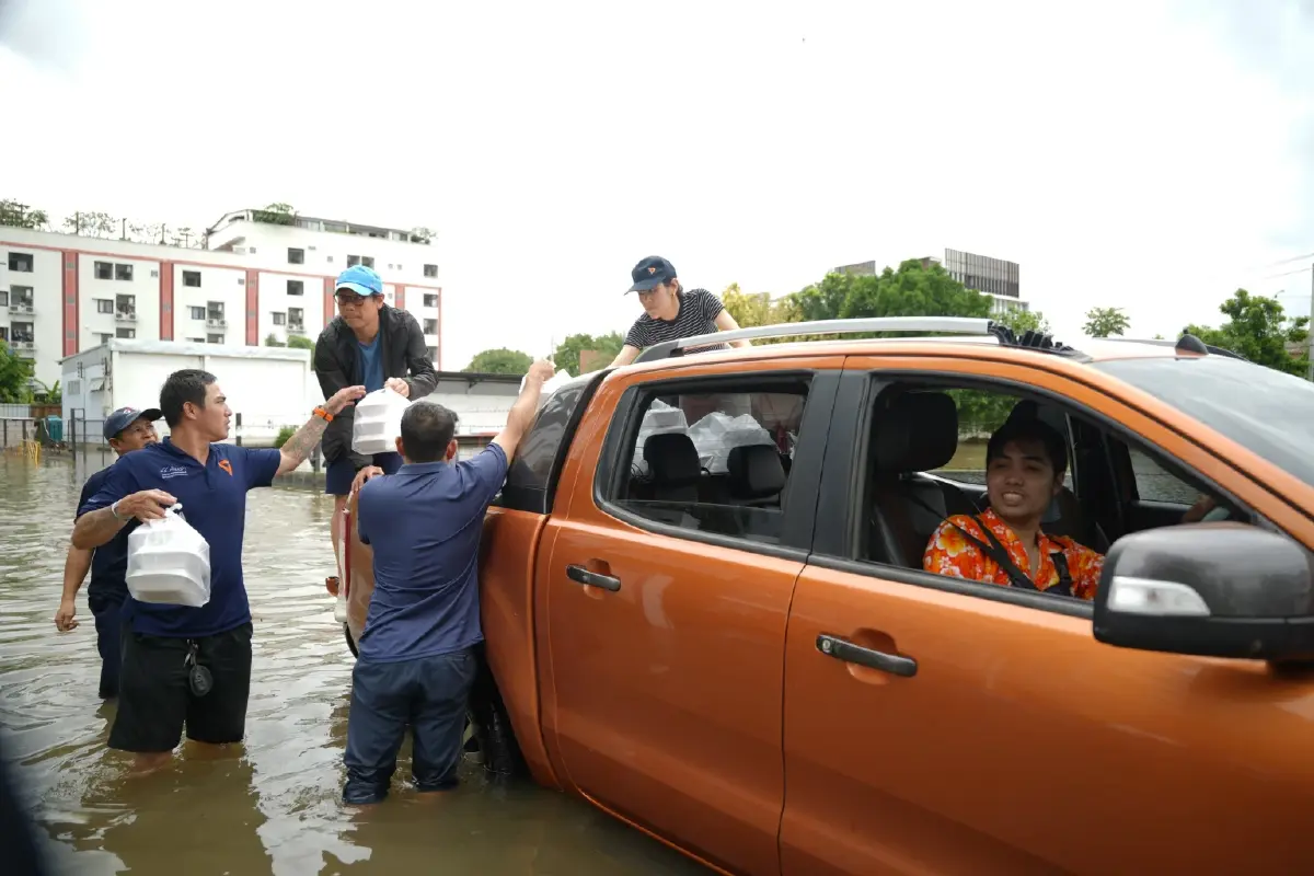 พรรคส้ม ลุยช่วยน้ำท่วมต่อเนื่อง เพิ่มโรงครัว เร่งผลิตข้าวกล่อง