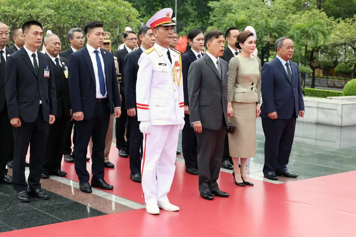 ในหลวง-พระราชินี ทรงวางพวงมาลา อนุสาวรีย์วีรชน-เสด็จฯ วัดกว๋านสือ