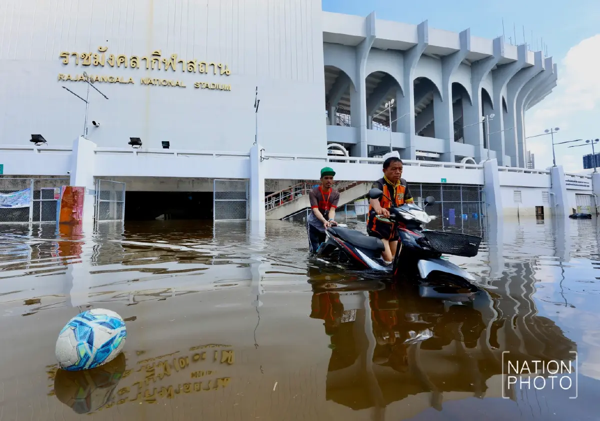 ภาพชุดวันนี้ น้ำท่วมขังรอบสนามราชมังคลาฯ ย่านหัวหมาก
