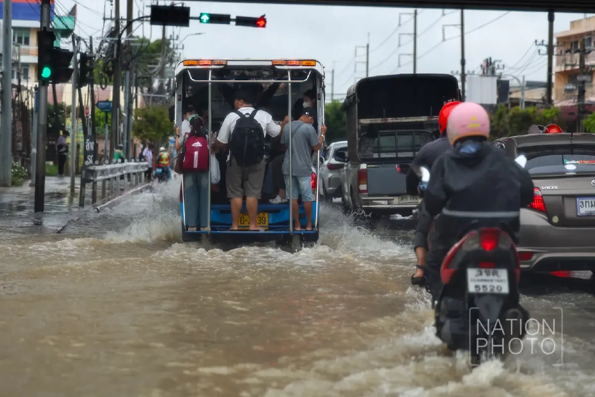 'แยกกิ่งแก้ว-ลาดกระบัง' จมอ่วม! ฝนตกทั้งคืน น้ำท่วมมิดทางเท้า