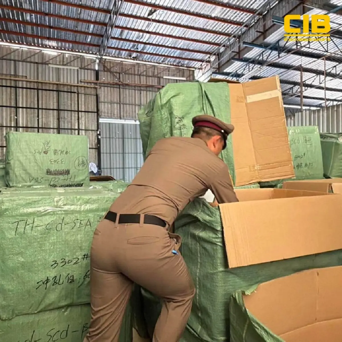 ทลายแหล่งซุกซ่อนกระเป๋าปลอมแบรนด์ดัง ตรวจยึดของกลาง 10,000 ชิ้น