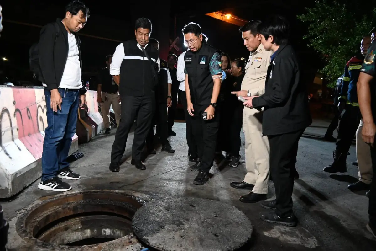 กทม. สกัดด่วน! น้ำมันรั่วซึมท่อระบายน้ำพระราม 3 คุมเข้มประกายไฟ