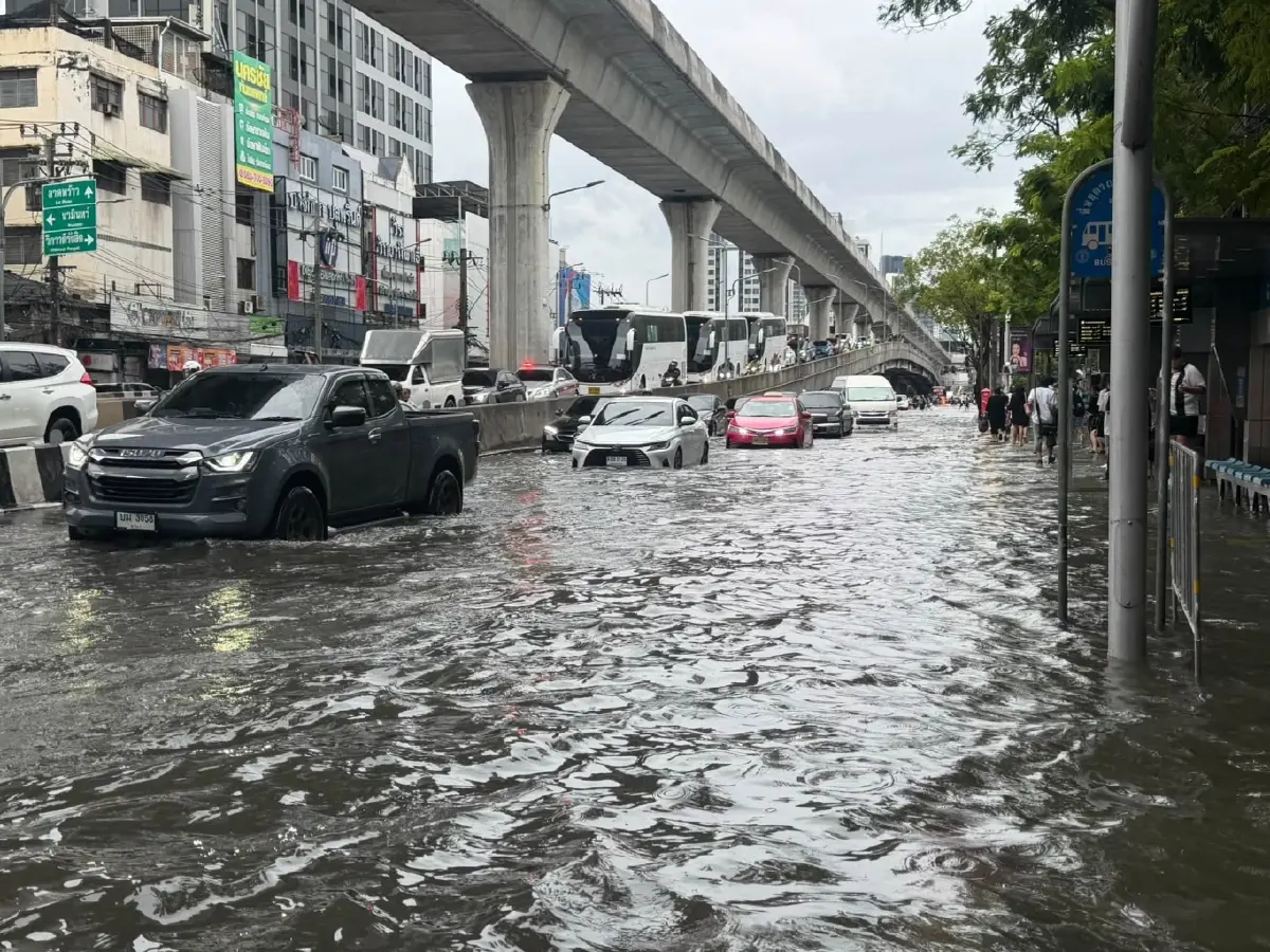 ฝนถล่มกรุง กทม. อัปเดตจุดน้ำท่วมขังบนถนนสายหลัก เร่งระบายน้ำต่อเนื่อง