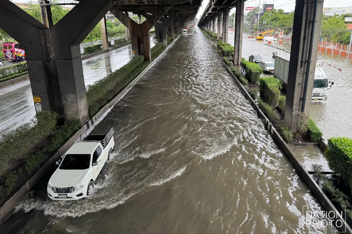 น้ำท่วม ถ.วิภาวดีรังสิต ขาเข้า ช่วงแยกหลักสี่-ม.เกษตรฯ น้ำทะลักเต็มพื้นที่
