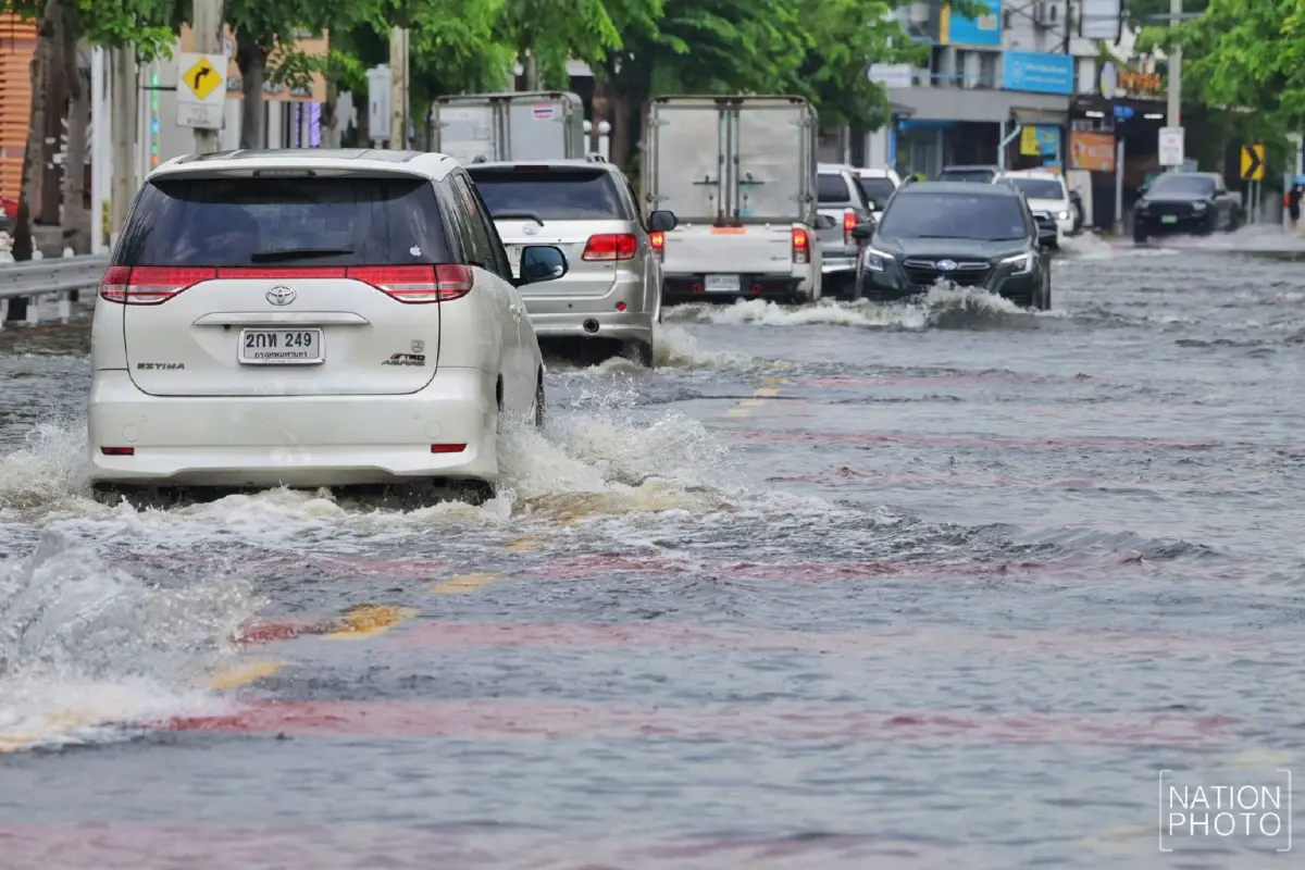 ภาพล่าสุด ถนนวัชรพล-เพิ่มสิน ยังมีน้ำท่วมขังบางจุด รถสัญจรได้