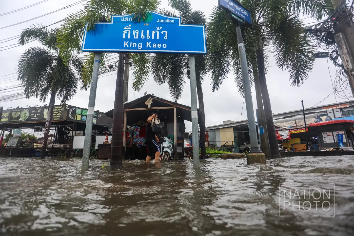 'แยกกิ่งแก้ว-ลาดกระบัง' จมอ่วม! ฝนตกทั้งคืน น้ำท่วมมิดทางเท้า